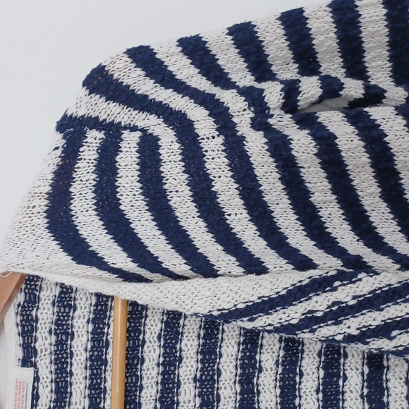 ✨3/$25✨Girls H&M Navy/White Striped Cardigan - M (8/10) - Picture 3 of 8